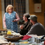 Iva Huttnerová hraje hospodyni Bětu, která je pravou rukou rodiny Popelkových a sestrám tak trochu nahrazuje maminku.