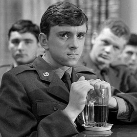 Neuměl být ve svém životě bez ženy. V mládí (zde na snímku z filmu Každý mladý muž z roku 1965) mu fanynky padaly k nohám samy. Postupem času sám zatoužil po stabilnějším vztahu. Oženil se se zdravotní sestřičkou Jaroslavou, s níž má jediného syna Davida, ale vztah po dvanácti letech zkrachoval.