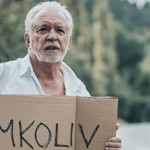 Jaromír Hanzlík (16. února 1948), nejobsazovanější herec předrevoluční éry a miláček žen, strávil více než třicet let v Divadle na Vinohradech a natočil přes 150 filmů. Jeho zatím posledním je Léto s gentlemanem (2019).