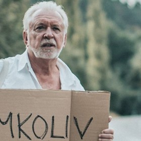 Jaromír Hanzlík (16. února 1948), nejobsazovanější herec předrevoluční éry a miláček žen, strávil více než třicet let v Divadle na Vinohradech a natočil přes 150 filmů. Jeho zatím posledním je Léto s gentlemanem (2019).