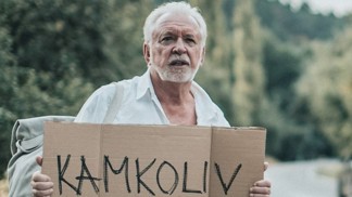 Jaromír Hanzlík ve filmu Léto s gentlemanem (2019). 