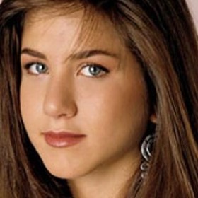Jennifer Aniston v jedné ze svých prvních rolí, v teenagerské komedii Volný den Ferrise Buellera z roku 1986.