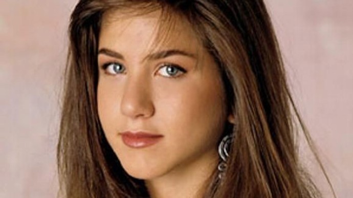 Jennifer Aniston v jedné ze svých prvních rolí, v teenagerské komedii Volný den Ferrise Buellera z roku 1986.