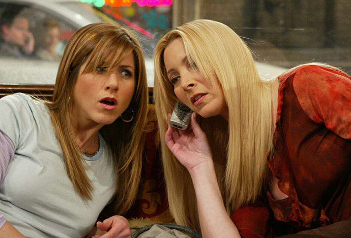 A pak už přišli Přátelé. Jennifer Aniston a Lisa Kudrow v úspěšném seriálu, jehož první epizoda byla odvysílána na stanici NBC 22. září 1994.