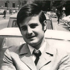 Jiří Štaidl byl český písňový textař, scenárista, hudebník a divadelní manažer, bratr hudebníka Ladislava Štaidla, blízký spolupracovník zpěváka Karla Gotta a skladatele Karla Svobody. Zahynul ve věku 30 let při dopravní nehodě v Říčanech .