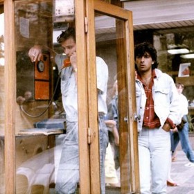 Kamarád do deště: Kamarádství je také o pomoci v nouzi. Není však dobré zaplést se přitom s nebezpečnými lidmi. Na vlastní kůži to poznají číšník Michal (Sagvan Tofi) a taxikář Tomáš (Lukáš Vaculík).