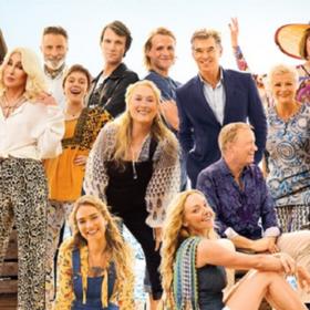 Mladičká Sophie (Amanda Seyfried) žije s mírně šílenou matkou Donnou (Meryl Streep) na řeckém ostrůvku Kalokairi, kde vedou lehce uvadající rodinný hotýlek. Ani s jednou není k vydržení, protože se Sophie bude záhy vdávat.