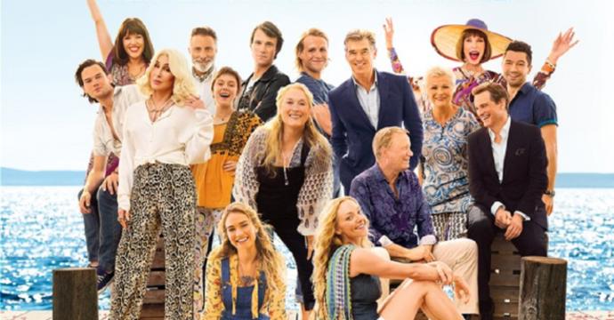 Mladičká Sophie (Amanda Seyfried) žije s mírně šílenou matkou Donnou (Meryl Streep) na řeckém ostrůvku Kalokairi, kde vedou lehce uvadající rodinný hotýlek. Ani s jednou není k vydržení, protože se Sophie bude záhy vdávat.