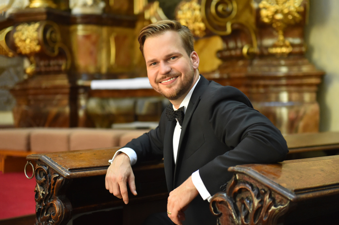 Vítěz třetí řady Superstar Martin Chodúr na ples dorazí se svou o mnoho let starší přítelkyní.