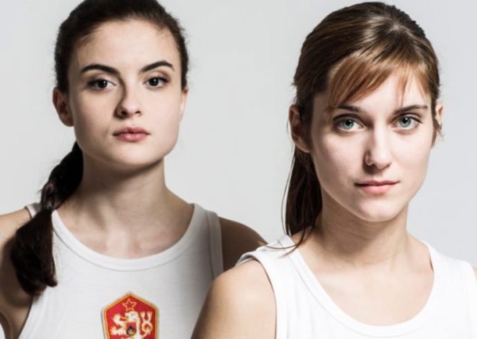 Anně začnou být bez jejího vědomí podávány anabolické steroidy.