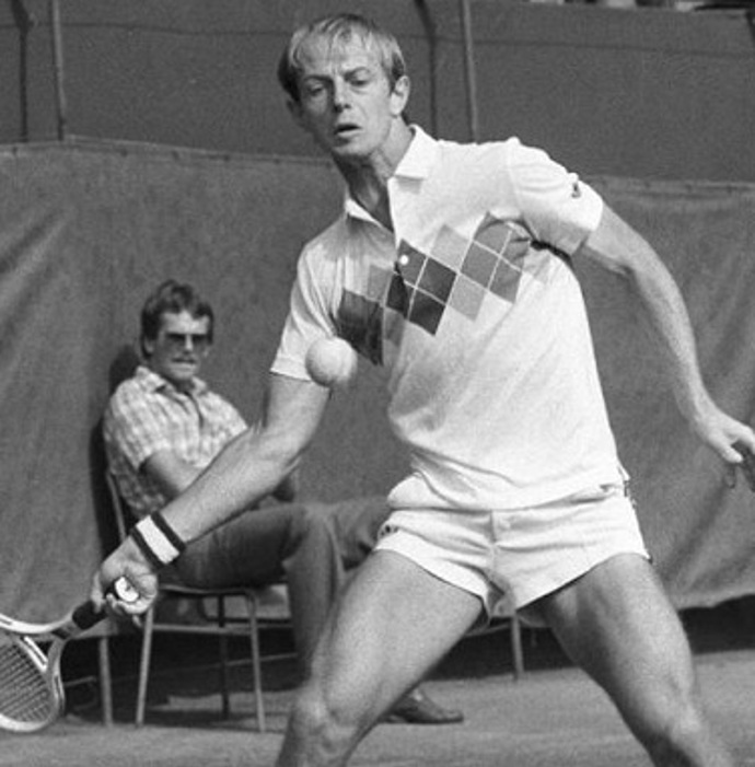 Nejsilnějším úderem bylo tvrdé podání. Při měření servisu ve Forest Hills roku 1974 měl za Australanem Colinem Dibleyem druhé nejrychlejší na světě.