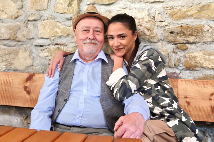 Ota Jirák jako otec Popelka s Evou Burešovou, jeho dcerou Týnou, v seriálu Slunečná. 