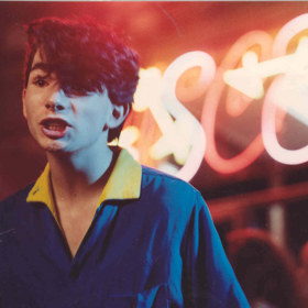 Rudolf Hrušínský nejmladší neunesl po premiéře Discopříběhu obrovský zájem lidí, především fanynek, a z tehdejšího Československa raději utekl - odjel poznávat svět.