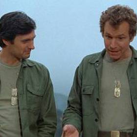 Narodil se 28. ledna 1936 v New Yorku jako Alphonso Joseph D'Abruzzo. Jeho otec byl herec a kabaretní umělec italského původu Robert Alda a matka bývalá revuální tanečnice a miss Manhattanu Joan Brownová. 