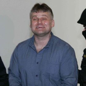 V roce 1998 byl odsouzen za dvojnásobnou nájemnou vraždu a jeden pokus vraždy k doživotnímu trestu odnětí svobody. 