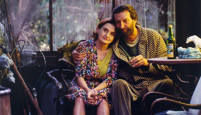 Na snímku z filmu Pupendo jsou Bolek Polívka a Eva Holubová.