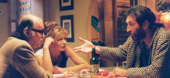 Do doby, kdy ovzduší lehce zavánělo zatuchlinou, podobně jako slepá ramena a zátočiny téhle středoevropské řeky. Ocitáme se v době, kdy generaci pražského jara 1968, pamatující záchvěv násilně přetržené svobody, protéká život mezi prsty jako líně plynoucí říční tok, který zanáší dávné iluze naplaveninami a bahnem.