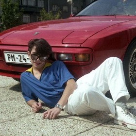 Ve Španělsku, kde Rudolf Hrušínský nejmladší pobýval ilegálně bez povolení, se snažil podnikat. Otevřel si bar, který ale nešel podle jeho představ.