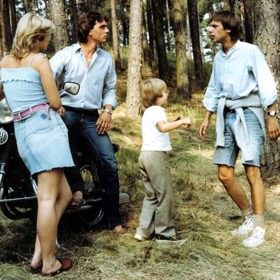 "Rychle, jdou po vás, celá vesnice!" - snímek z filmu Slunce, seno, jahody