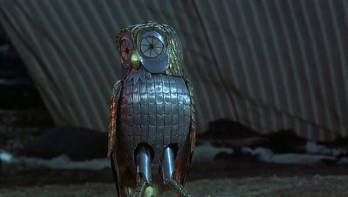 Bubo, snad nejmilejší postava z celého filmu. Byl to dar od Athény. Jeho nesmyslnému žvatlání tak rozuměl jen Perseus. Plechový opeřenec mu byl velmi dobrým rádcem, zejména při hledání Medusy.