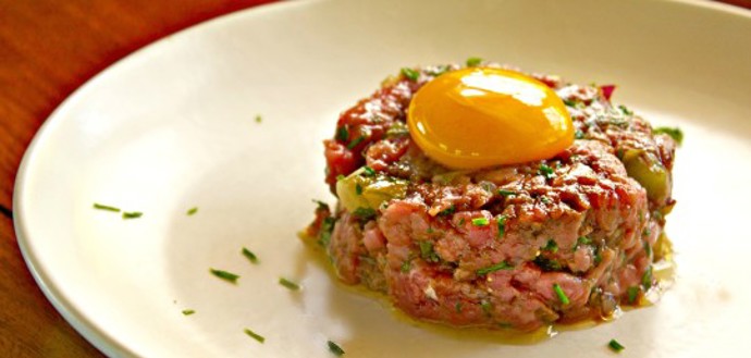 Tatarák s křepelčím vajíčkem:

Suroviny:

Hovězí maso , šalotka, pažitka, hořčice (dijonská), tabasco, olivový olej, balsamico, křepelčí vajíčko, sůl, pepř.

Postup:

Vše smícháme dohromady a namažeme na topinky, tousty či bagetky.
