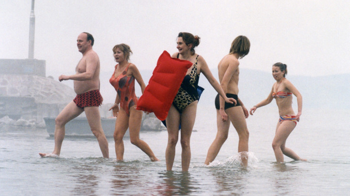 V novém filmovém vyprávění autorského týmu Pelíšků a Musíme si pomáhat se opět přeneseme v čase, tentokrát těsně před orwellovský rok 1984. Do časů, kdy historie v Čechách odplývala pomalu jako kalná voda řeky Vltavy, která obtéká periferní pražský Libeňský ostrov.