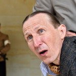 Vladimír Javorský (* 2. května 1962) je uznávaný český herec, který do rolí dává vše. Jeho proměny do zobrazovaných osobností jsou dokonalé. V seriálu České televize Bohéma hrál například Vlastu Buriana. Podívejte se na srovnání...