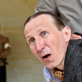 Vladimír Javorský (* 2. května 1962) je uznávaný český herec, který do rolí dává vše. Jeho proměny do zobrazovaných osobností jsou dokonalé. V seriálu České televize Bohéma hrál například Vlastu Buriana. Podívejte se na srovnání...