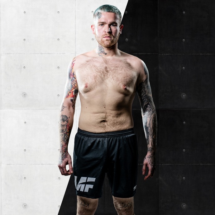 ...a takhle vypadá nyní díky trenérům, kteří se z něj v rámci reality show I am Fighter snaží vychovat profesionálního bojovníka MMA.