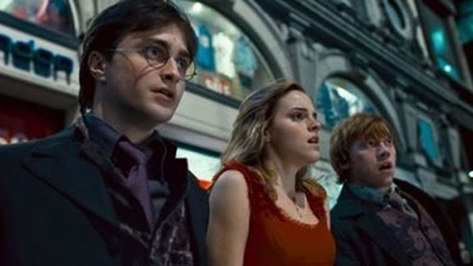 Během svatby Fleur a Billa Wesleye je Ministerstvo kouzel zničeno a Harry Potter, Hermiona a Ron utíkají do domu rodiny Blacků. Setkají se se skřítkem Kráturou, kterému Harry přikáže, aby našel Voldermortův viteál, případně toho, kdo jej ukradl. Krátura viteál nenajde, ale najde toho, kdo jej ukradl, a přivede s sebou i Dobyho.