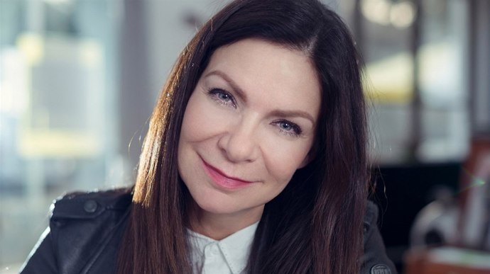 Ve třetí třídě se přestěhovala do Prahy a přestoupila na jazykovou základní školu v Ostrovní ulici. Poté vystudovala konzervatoř. Otec pracoval jako barman v Redutě a matka v restauraci.