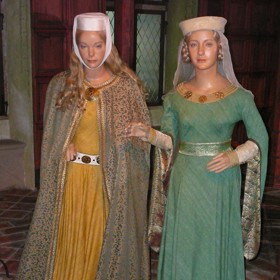 Pokud pojedete na Karlštejn, navštivte zdejší muzeum voskových figurín, mezi kterými jsou i Karlovy manželky.