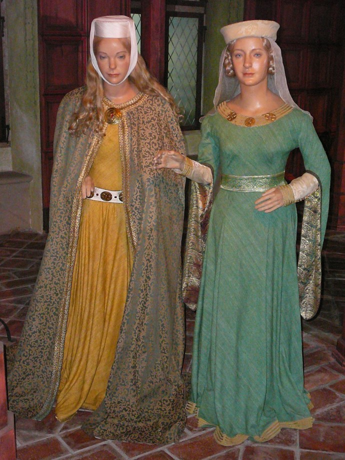 Pokud pojedete na Karlštejn, navštivte zdejší muzeum voskových figurín, mezi kterými jsou i Karlovy manželky.