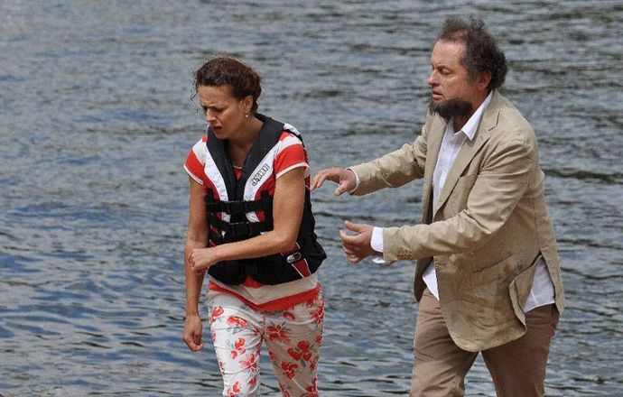 Lenka Vlasáková hraje v romantické komedii „Jak se zbavit nevěsty" moderní dynamickou ženu Evu, která vlastní cukrárnu, stará se o syna a musí krotit svou rázovitou maminku v podání Jany Švandové. 