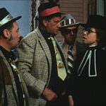 Čtyři vraždy stačí, drahoušku: Česká filmová komedie režiséra Oldřicha Lipského vznikla v roce 1970. Příběh s Lubomírem Lipským v hlavní roli začíná tím, že si cestující ve vlaku čte napínavý komiks.