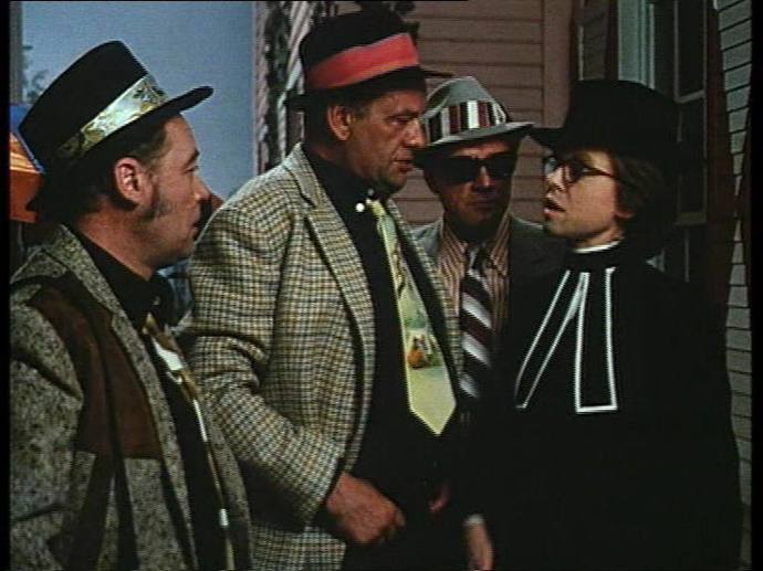 Čtyři vraždy stačí, drahoušku: Česká filmová komedie režiséra Oldřicha Lipského vznikla v roce 1970. Příběh s Lubomírem Lipským v hlavní roli začíná tím, že si cestující ve vlaku čte napínavý komiks.