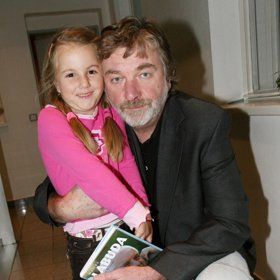 Po absolutoriu gymnázia v Ostravě se nejprve vyučil fotografem, teprve poté šel studovat na pražskou DAMU, kterou absolvoval v roce 1975. 