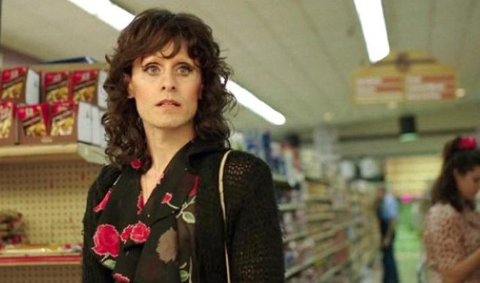 Jeho zdravotní potíže se však zhoršují. Léčba nemoci je však tehdy v USA úplně na začátku a nemá tedy možnost oficiálně se dostat k účinným lékům. Rozhodne se proto, že začne do země pašovat neschválené léky.