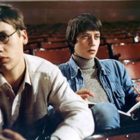 Vystudoval pražskou konzervatoř, kterou absolvoval v roce 1984. Jeho prvním filmem byl v roce 1981 Jak svět přichází o básníky, kde si zahrál Kendyho, kamaráda hlavní postavy Štěpána Šafránka.