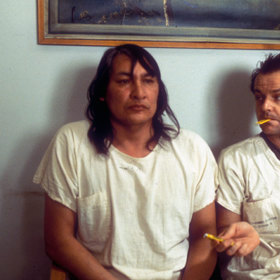 Přelet nad kukaččím hnízdem: Když svobodomyslný malý podvodníček Randle P. McMurphy (Jack Nicholson) přichází do státní psychiatrické nemocnice, jeho nakažlivý odpor k disciplíně otřese rutinou celého zařízení.