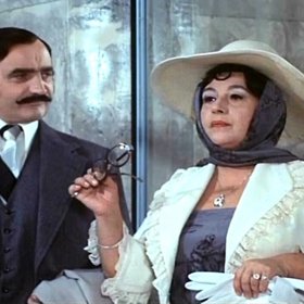 Chce, aby získali přesnou kopii přístroje, která by měla bohatým paničkám vracet ztracené mládí.