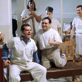 McMurphy na čas z oddělení zmizí. Lékař mu provede lobotomii mozku, aby jej zbavil "temperamentu". Když jej zřízenci ústavu dovezou zpět na oddělení jako apatickou trosku, film dospěje k památnému finále...