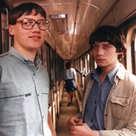 Jen legrácky nemohou stačit. Tak zněl název nechvalně známé recenze, jež film Jak svět přichází o básníky hodnotila jako nevhodný pro mládež.
