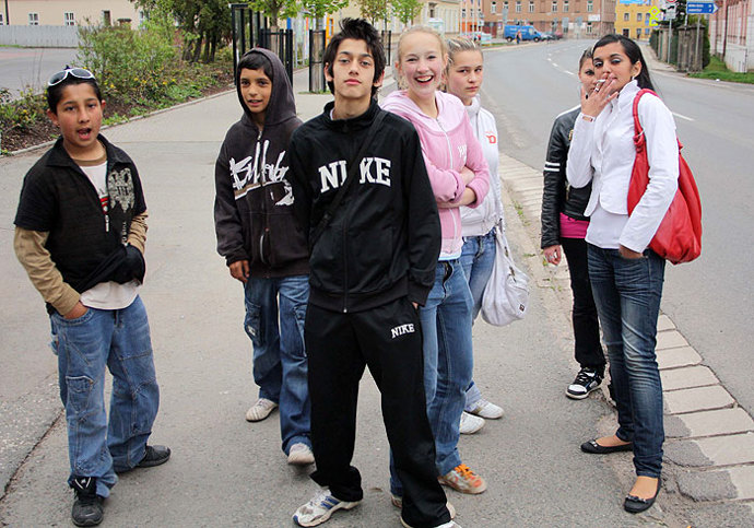 Majitelku kosmetického salónu si zahrála jeho skutečná majitelka Helena Sluková. Při postsynchronech ji ale namluvila Lucie Kožinová.