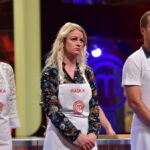 Srdcem celého studia je přenosový vůz, ve kterém sedí 10 lidí. Kromě hlavního režiséra a showrunnera (tedy hlavního mozku celé show) v něm najdete další osoby, které hlídají záběry na desítce obrazovek, kvalitu zvuku a také kvalitu materiálu.