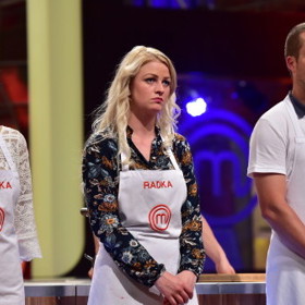 Srdcem celého studia je přenosový vůz, ve kterém sedí 10 lidí. Kromě hlavního režiséra a showrunnera (tedy hlavního mozku celé show) v něm najdete další osoby, které hlídají záběry na desítce obrazovek, kvalitu zvuku a také kvalitu materiálu.