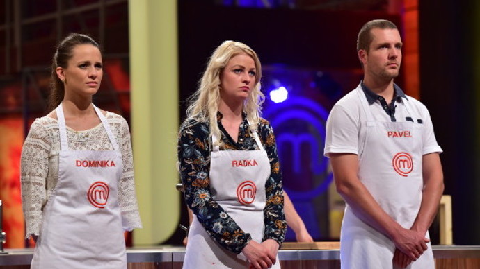 Srdcem celého studia je přenosový vůz, ve kterém sedí 10 lidí. Kromě hlavního režiséra a showrunnera (tedy hlavního mozku celé show) v něm najdete další osoby, které hlídají záběry na desítce obrazovek, kvalitu zvuku a také kvalitu materiálu.