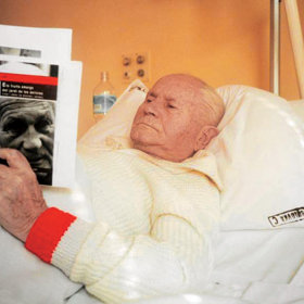 Spisovatelem z povolání se stal teprve v roce 1963. 