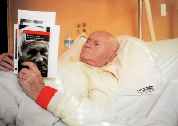 Spisovatelem z povolání se stal teprve v roce 1963. 