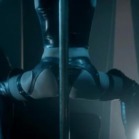 Když je Ben nalezen brutálně zavražděn, je elita města do základu otřesena. 